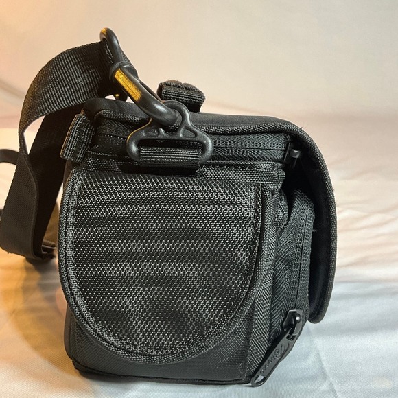 Lowepro Compact Digital Camera Bag - Adjustable Strap & Handle for Easy Portable - Picture 4 of 10